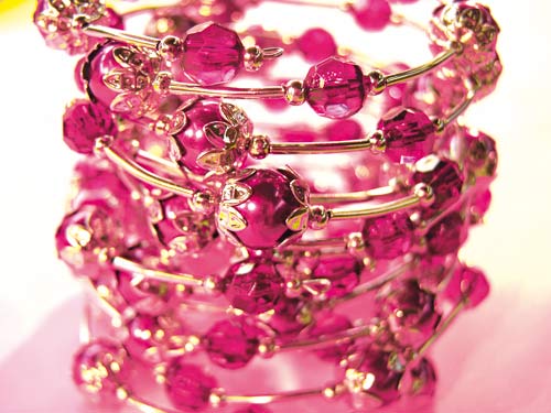 Armreif mit rosa Perlen
